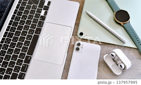 デジタルデバイス　モバイル端末　俯瞰 137957995