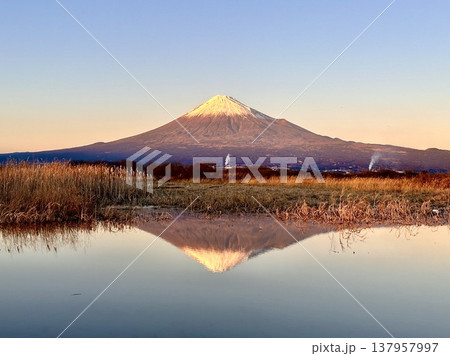 夕陽色に染まる富士山 夕陽色に染まる富士山 137957997