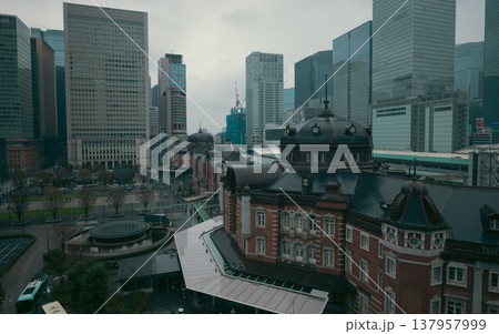 雨の東京駅の景色 137957999