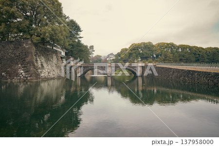 皇居のお堀に映る二重橋 皇居のお堀に映る二重橋 137958000
