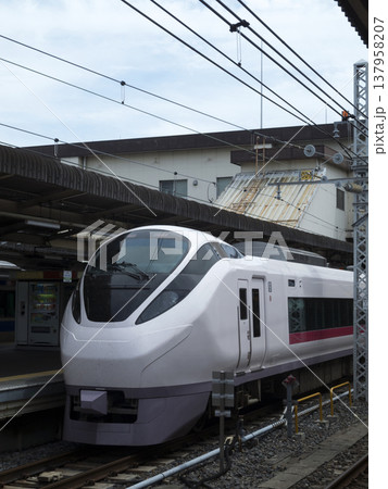 上野駅常磐線ホームに停車している特急電車 上野駅常磐線ホームに停車している特急電車 137958207