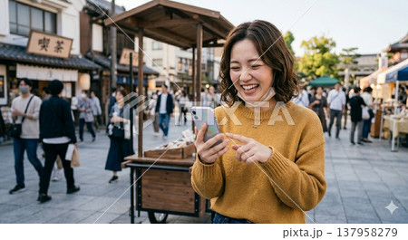 楽しそうにスマホをタップする女性 137958279