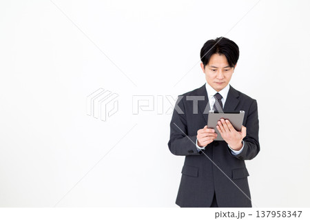 タブレットを持つミドル男性ビジネスマン 137958347