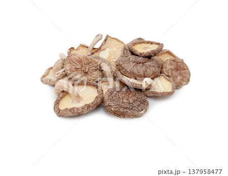 干し椎茸【白背景・切り抜き】 干し椎茸【白背景・切り抜き】 137958477