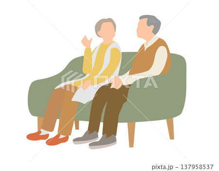 ソファに座って会話するシニア夫婦 高齢者の日常シーン ソファに座って会話するシニア夫婦 高齢者の日常シーン 137958537