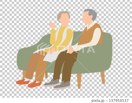 一對老年夫婦坐在沙發上聊天：這是老年人日常生活中的一幕。 137958537