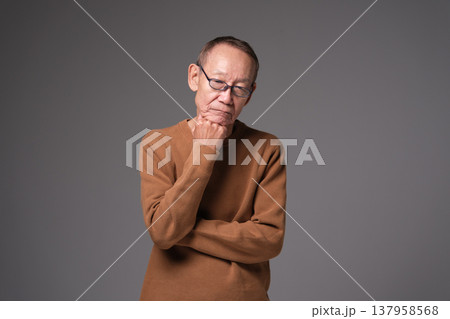 悩むシニア男性 137958568