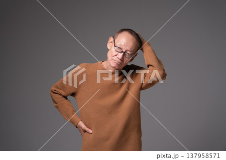 悩むシニア男性 悩むシニア男性 137958571