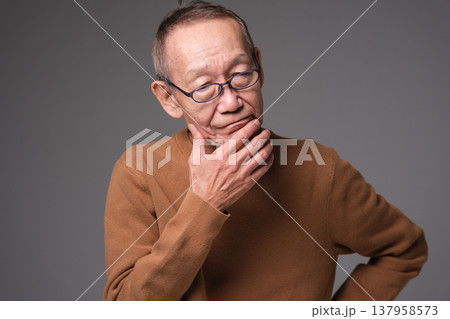 悩むシニア男性 悩むシニア男性 137958573