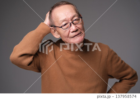 悩むシニア男性 137958574