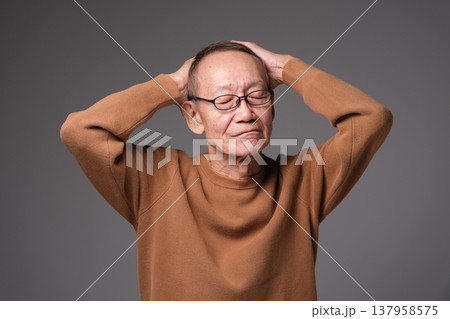 悩むシニア男性 137958575