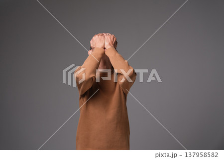 悩むシニア男性 137958582