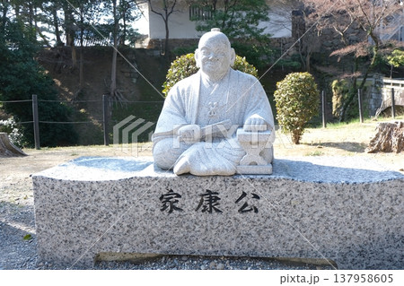 岡崎公園　家康公の銅像ベンチ 137958605