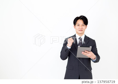 タブレットを持てガッツポーズをするミドル男性ビジネスマン タブレットを持てガッツポーズをするミドル男性ビジネスマン 137958719