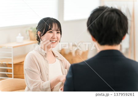 訪問販売で営業マンからアドバイス,説明,紹介を受ける女性 137959261