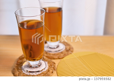 夏の定番、よく冷えた麦茶 夏の定番、よく冷えた麦茶 137959382