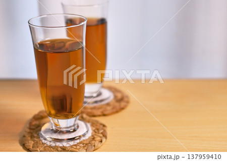 夏の定番、よく冷えた麦茶 夏の定番、よく冷えた麦茶 137959410