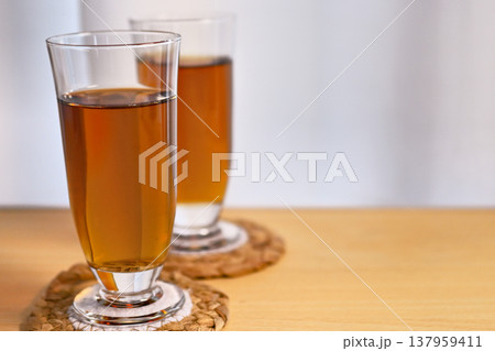夏の定番、よく冷えた麦茶 夏の定番、よく冷えた麦茶 137959411