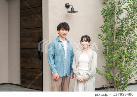 新築のマイホームを建てた夫婦・家族(住宅ローン) 新築のマイホームを建てた夫婦・家族(住宅ローン) 137959490