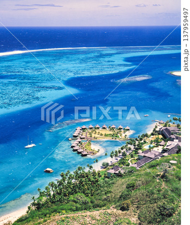 タヒチの美しいサンゴ礁の海空撮 137959497