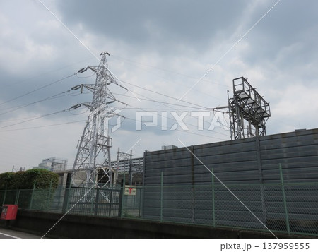 街中にある高圧電線 街中にある高圧電線 137959555