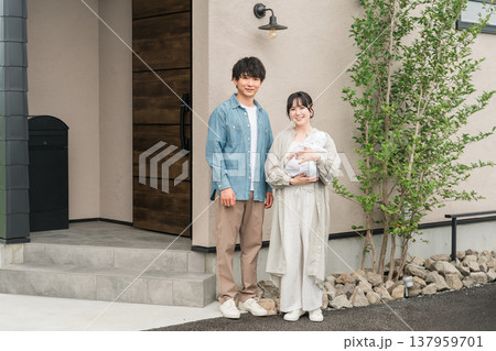 新築のマイホームを建てた夫婦・家族（住宅ローン,子育て世帯,子育て支援） 137959701
