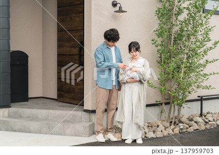 新築のマイホームを建てた夫婦・家族（住宅ローン,子育て世帯,子育て支援） 137959703