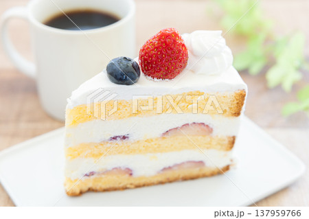 おいしいショートケーキとコーヒー おいしいショートケーキとコーヒー 137959766