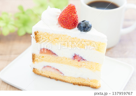 おいしいショートケーキとコーヒー 137959767