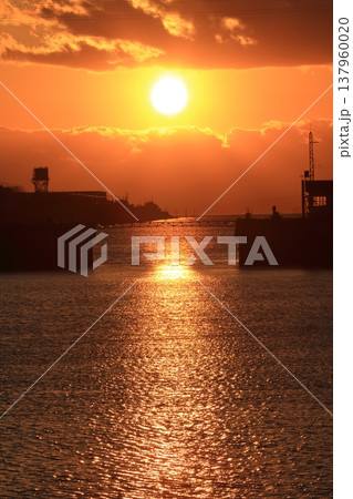 大牟田三池港展望所から望む絶景の夕日 137960020