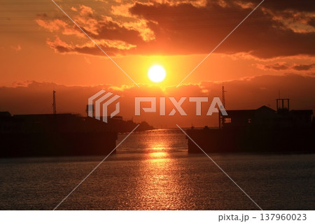 光の航路と呼ばれる大牟田三池港の美しい夕景 光の航路と呼ばれる大牟田三池港の美しい夕景 137960023