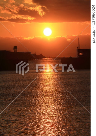 大牟田三池港展望所から望む美しい夕陽 大牟田三池港展望所から望む美しい夕陽 137960024