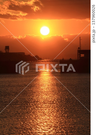 大牟田三池港光の航路の美しい夕日の景色 大牟田三池港光の航路の美しい夕日の景色 137960026