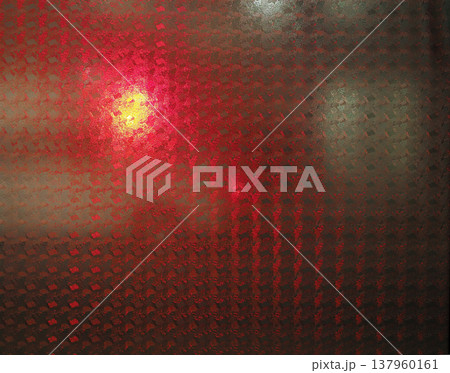 ガラス越しの救急車の赤色灯 ガラス越しの救急車の赤色灯 137960161