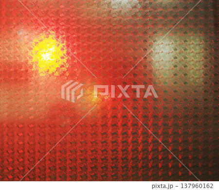 ガラス越しの救急車の赤色灯 137960162