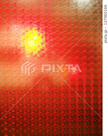 ガラス越しの救急車の赤色灯 137960166