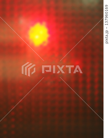 ガラス越しの救急車の赤色灯 137960169