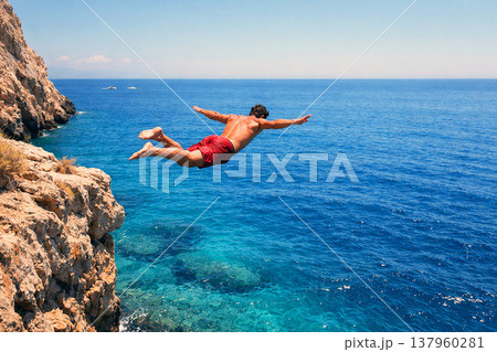 海へダイブする男性 137960281