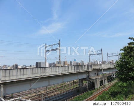 都内に架かる新幹線の高架線路 都内に架かる新幹線の高架線路 137960436