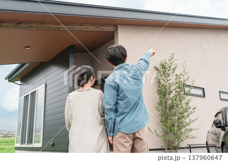 新築のマイホームを建てた夫婦・家族（リフォーム・リノベーション） 137960647