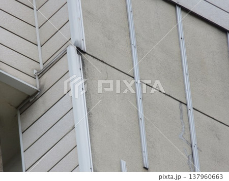 壁がはがれた建物 壁がはがれた建物 137960663