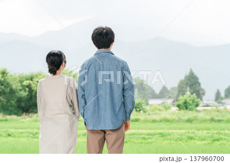 田舎の風景を眺める若い夫婦,カップル（移住,土地探し） 137960700