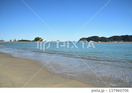 橋杭海水浴場から橋杭岩を望む 【和歌山県串本町】 橋杭海水浴場から橋杭岩を望む 【和歌山県串本町】 137960706