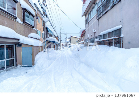 雪国の生活:雪まみれの住宅地の生活道路 雪国の生活:雪まみれの住宅地の生活道路 137961067