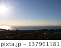 伊豆高原から見た朝日と海 137961181