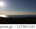 伊豆高原から見た朝日と海 137961182