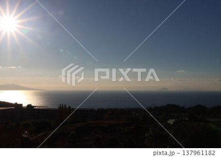 伊豆高原から見た朝日と海 伊豆高原から見た朝日と海 137961182