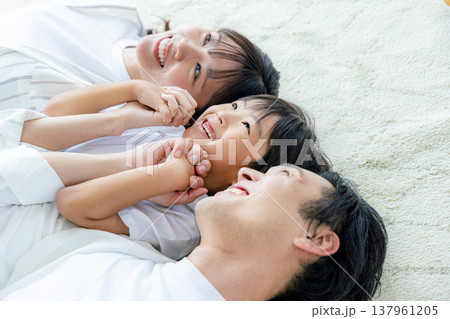 寝転ぶ家族 137961205