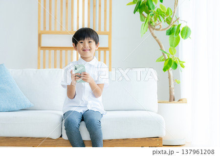 スマホを使う小学生の男の子 137961208