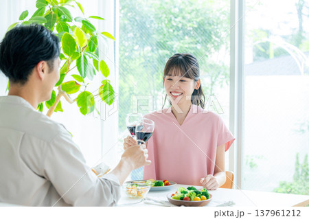 家で飲むカップル 家で飲むカップル 137961212